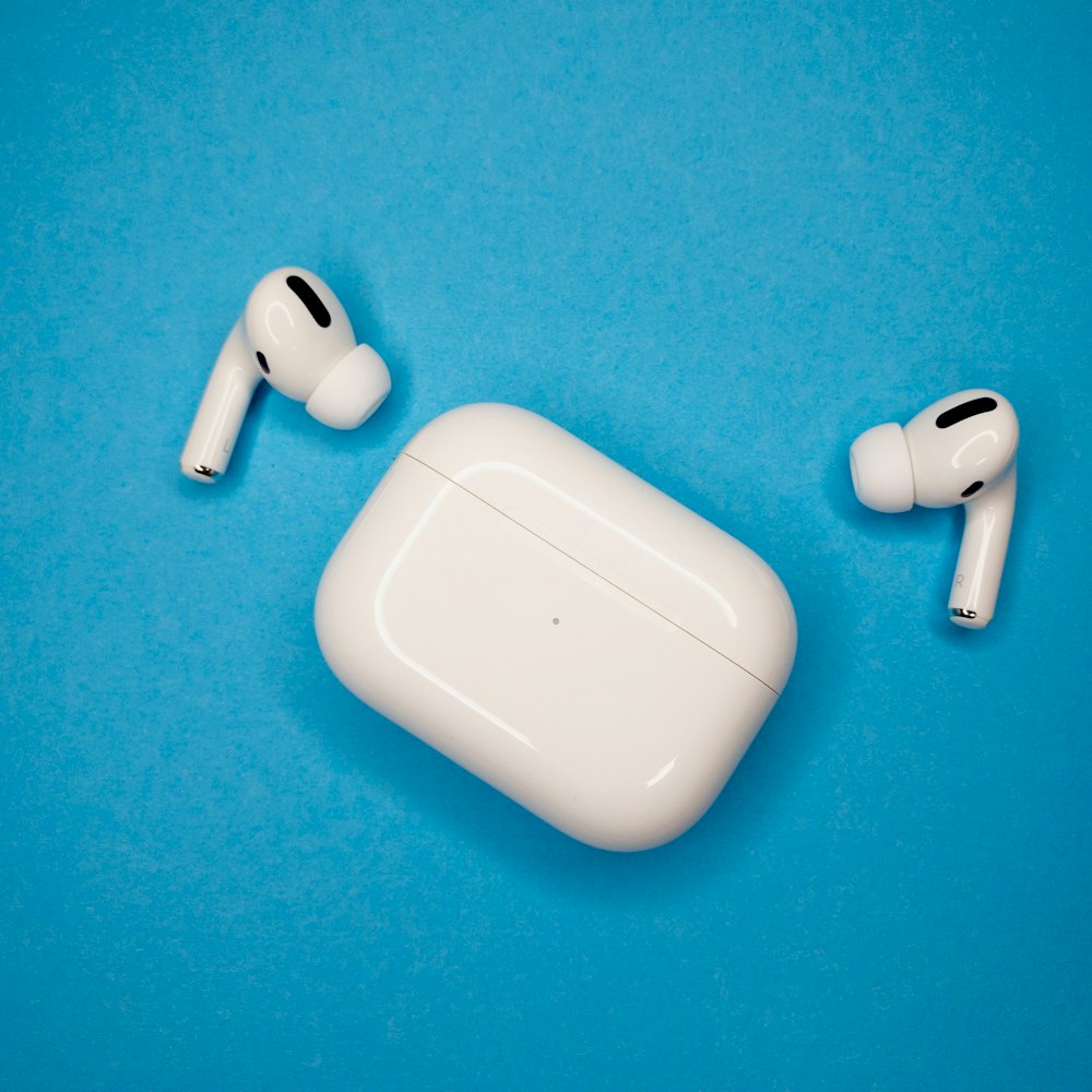Wireless earbuds and charging case
